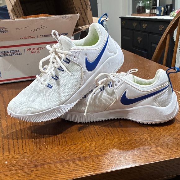 Nike Volleyball Shoe - Picture 3 of 7